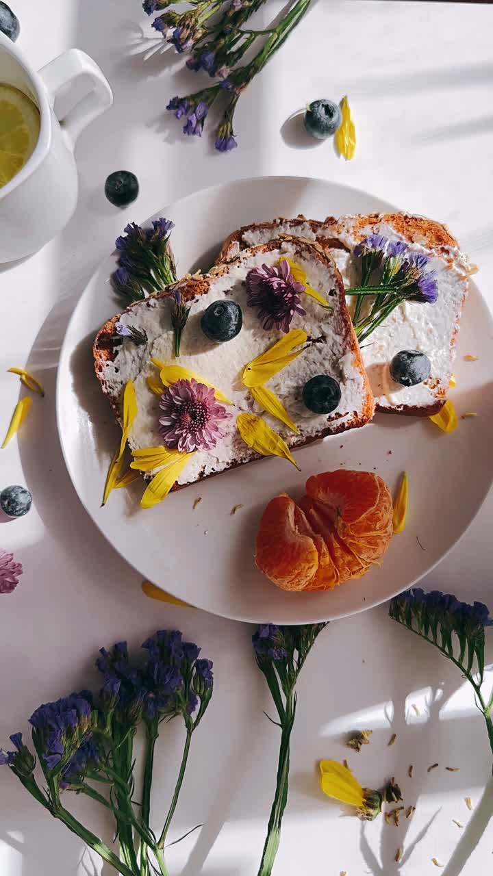 tostada de desayuno floral con té