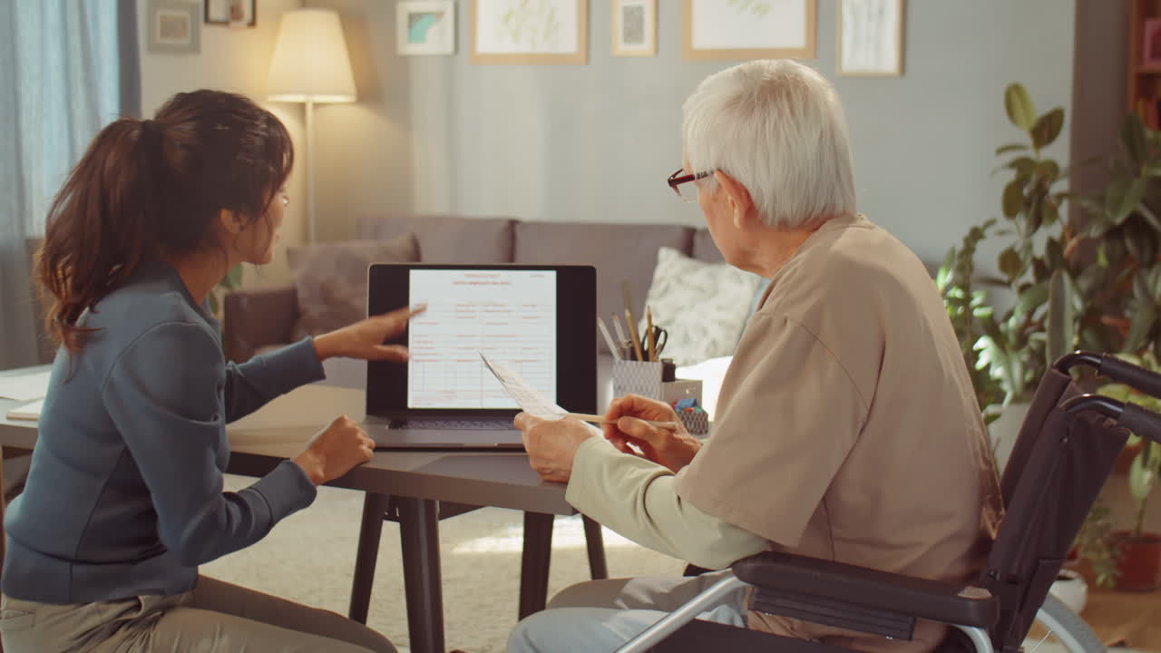 자원 봉사 교사 고위 남성