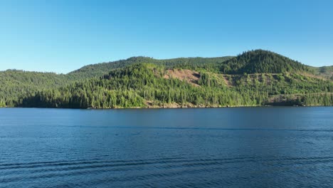 Drohnenrennen-über-Den-Spirit-Lake,-Idaho-Zur-Mittagszeit