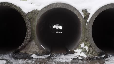 tuberías de drenaje de hormigón que eliminan la nieve y el hielo derretidos.