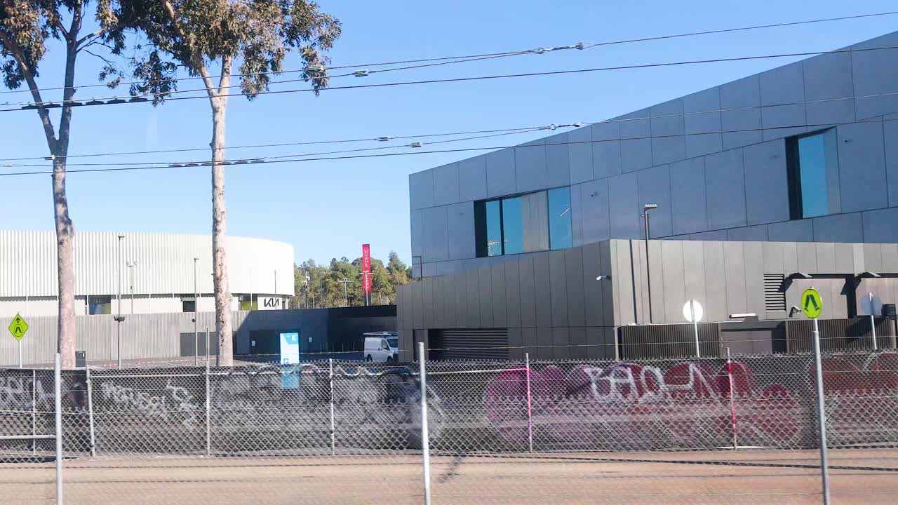 поезд проходит мимо современных зданий недалеко от брайтон-бич