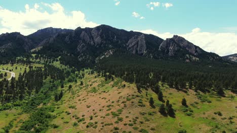 muñeca aérea de árboles en la cima de la montaña de colorado en la parte inferior, disparo de drones de gran angular