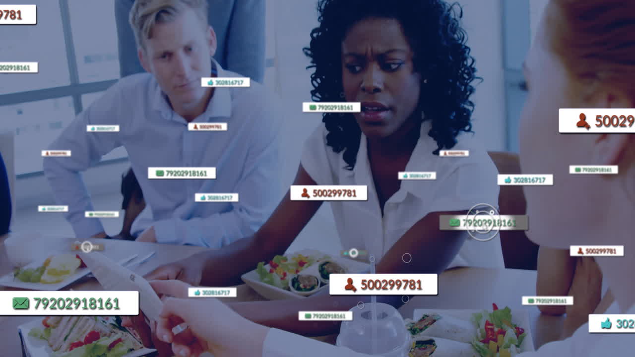 In ufficio, un team eterogeneo discute dati con numeri fluttuanti in animazione