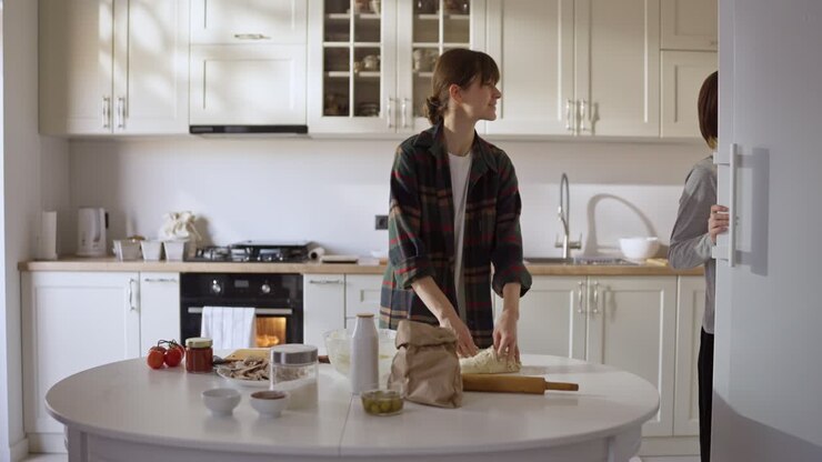 Due donne che cucinano in cucina