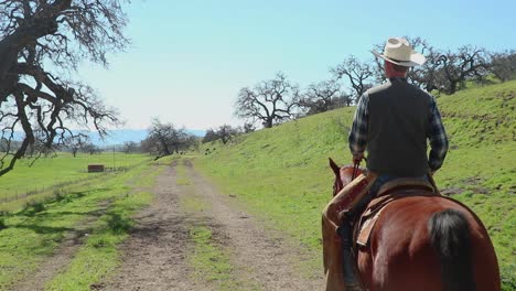 disparo medio de un vaquero montando que se ensancha lentamente a un disparo completo