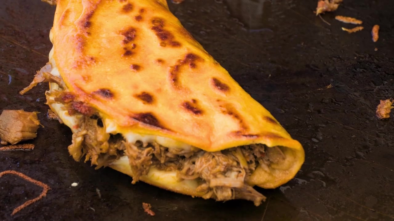 Imagens de comida mexicana mostrando tacos quesabirria sendo virados na grelha durante a preparação e o serviço de autênticos tacos quesabirria