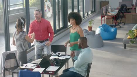 equipo de diversos colegas que se dan la mano en la oficina