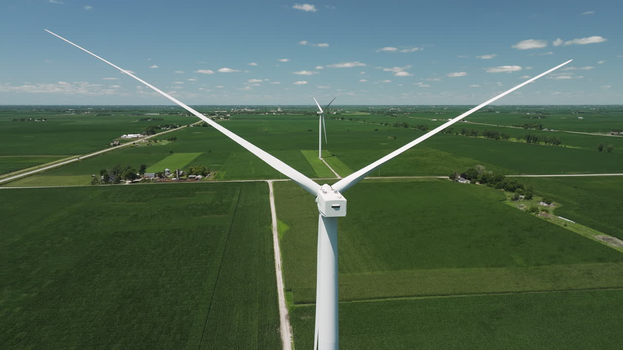 미국 아이오와 주의 옥수수 에 있는 풍력 터빈에 접근하고 있다.