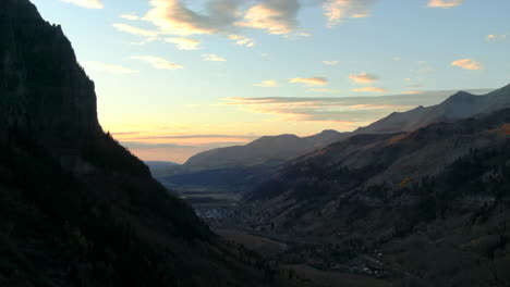 Telluride-Colorado-Luftdrohne-In-Richtung-Rocky-Mountain-Historische-Stadt-Malerische-Landschaft-Herbst-Goldgelbe-Espenbäume-Atemberaubender-Sonnenuntergang-Silverton-Ouray-Millon-Dollar-Highway-Langsam-Nach-Rechts-Kreisen