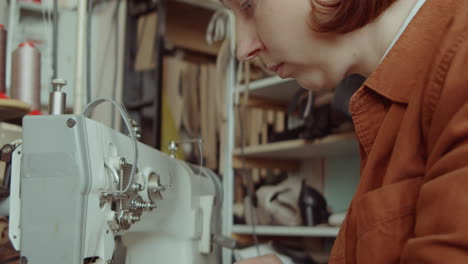 mujer trabajando con una máquina de coser en un taller
