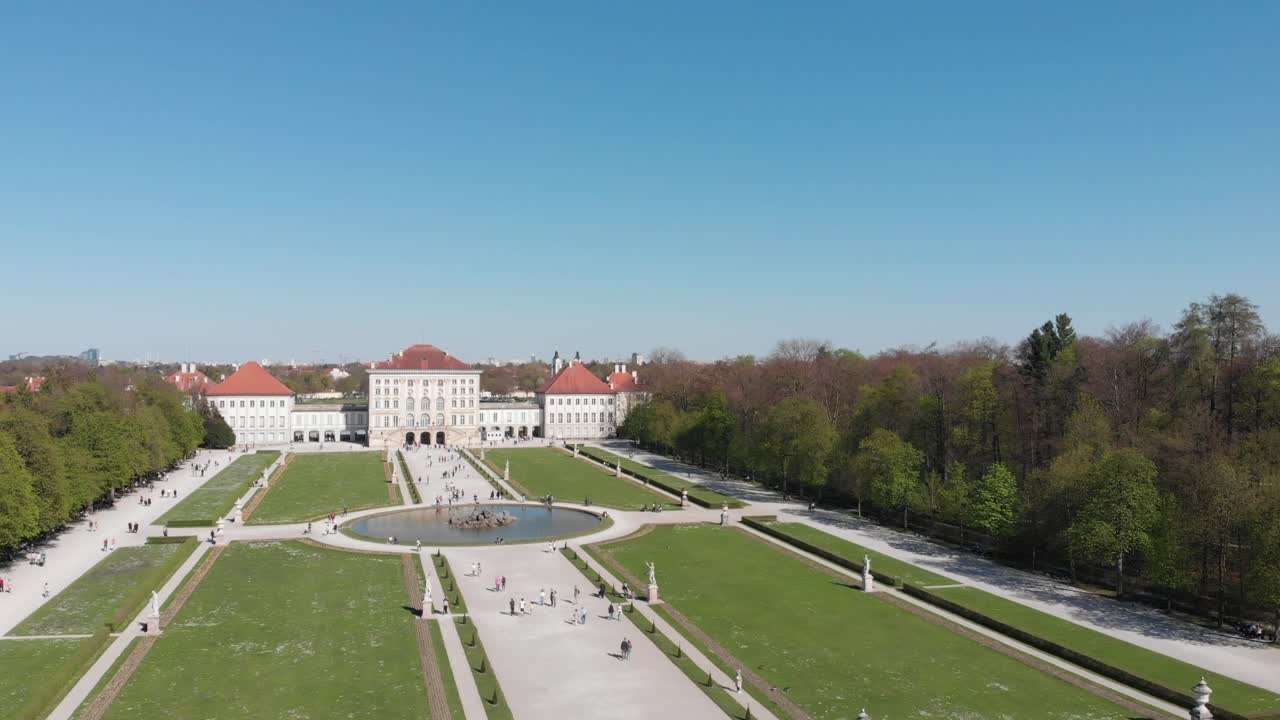 hermoso palacio en nymphenburg munich alemania desde arriba con un aire dji mavic que muestra agua y hermosos jardines