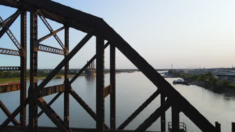 puente de comerciantes que cruza el río mississippi hacia st