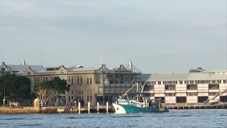 barco de arrastre de pesca que sale del puerto de sydney en australia
