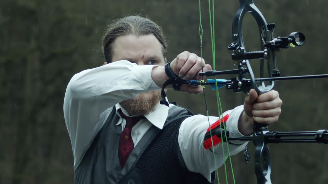 gerente en traje golpeando goles con arco, cámara lenta de primer plano, vista frontal