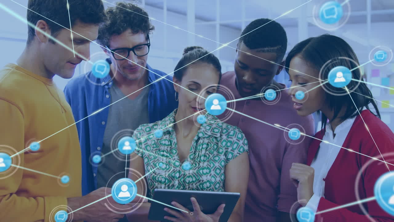 animación de una red de iconos digitales contra diversos colegas discutiendo en la oficina