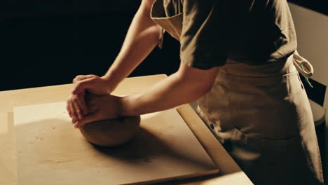 mujer moldeando arcilla