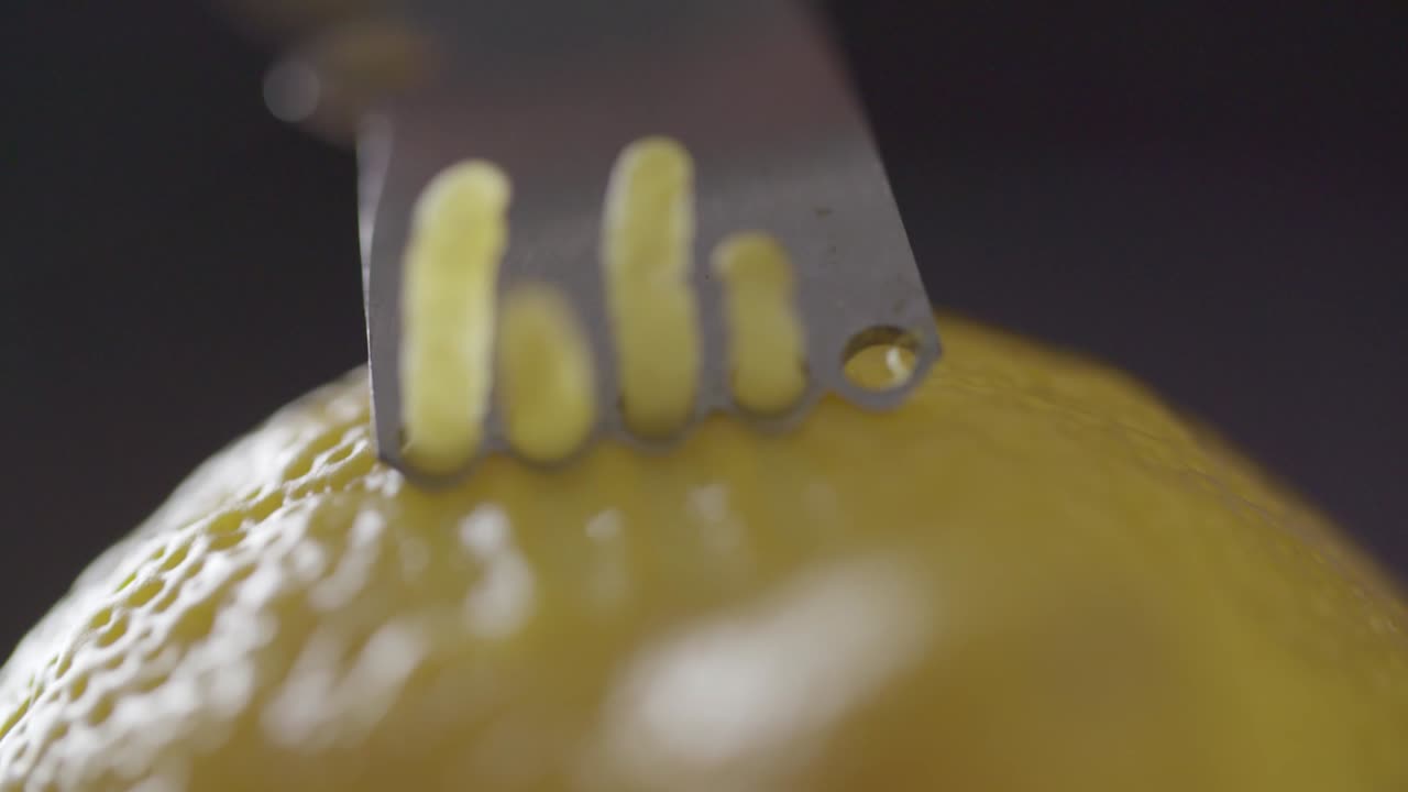 레몬이 느린 동작으로 질을 벗기고 있습니다.