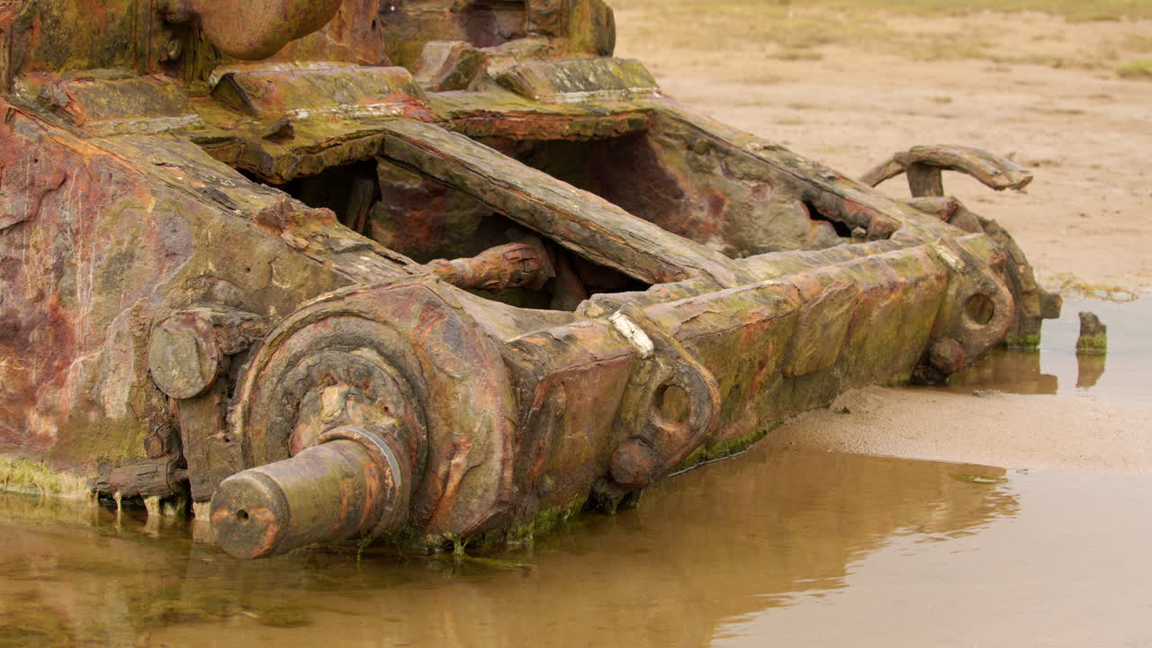 Piano medio del carro armato sulla spiaggia