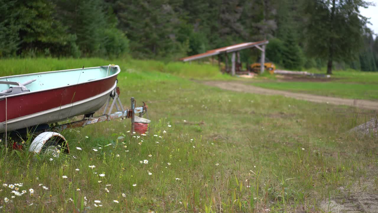 보트가 주차된 시골 들판