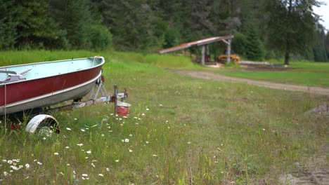 Landschaftsfeld-Mit-Geparktem-Boot