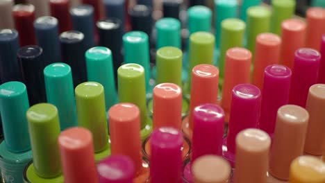 una exhibición colorida de botellas de esmalte de uñas