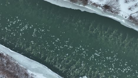 Toma-Aérea-De-Hielo-Flotando-Por-El-Río-Yakima-En-La-Zona-Rural-De-Washington