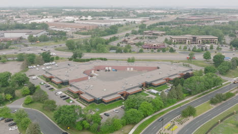 Vista-Aérea-De-Un-Extenso-Edificio-De-Oficinas-De-Poca-Altura-En-América-Del-Norte.