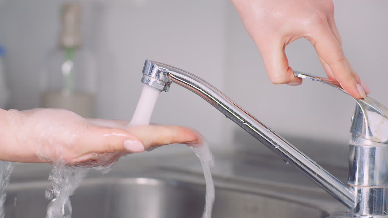 hombre lavándose las manos en el fregadero covid 19 3