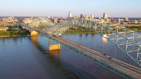 Ausgezeichnete-Aufsteigende-Antenne-über-Die-Hernando-De-Soto-Brücke-Zeigt-Die-Skyline-Der-Stadt-Und-Das-Geschäftsviertel-Von-Memphis-Tennessee