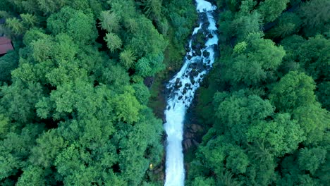 Vuelo-De-Drones-Sobre-Una-Impresionante-Caída-De-Agua-De-Montaña-Alpina