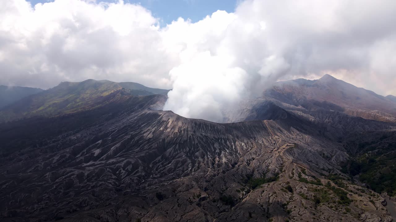 imágenes de drones aéreos de 4k del momento peligroso y tembloroso de una erupción, con nubes pesadas sobre el cráter del volcán activo, monte bromo