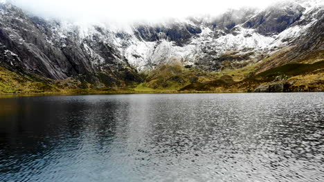 barriendo cerca del agua en el lago en cwm idwal, parque nacional de snowdonia, gales, reino unido