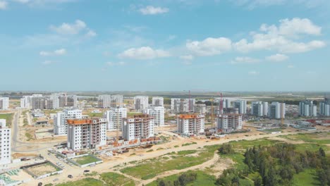 toma aérea en un nuevo barrio en el distrito de neve sharon en netivot