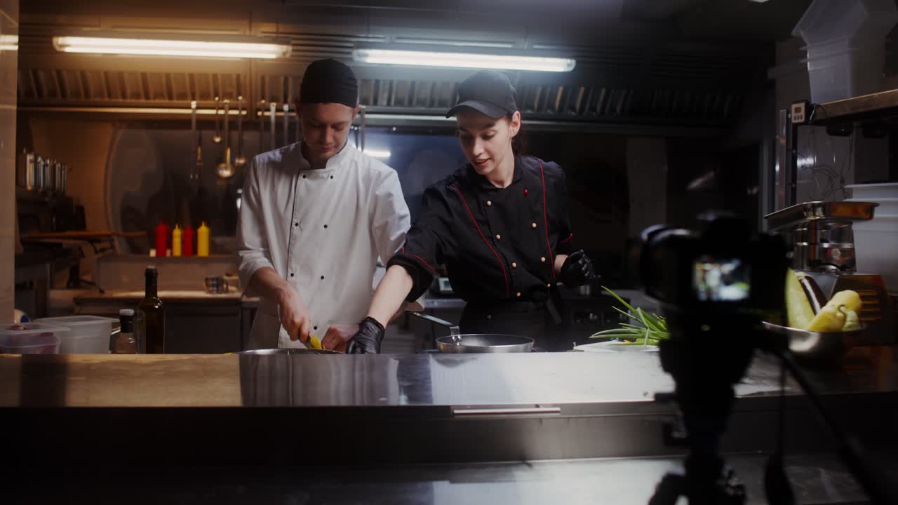 demostración de cocina por dos cocineros