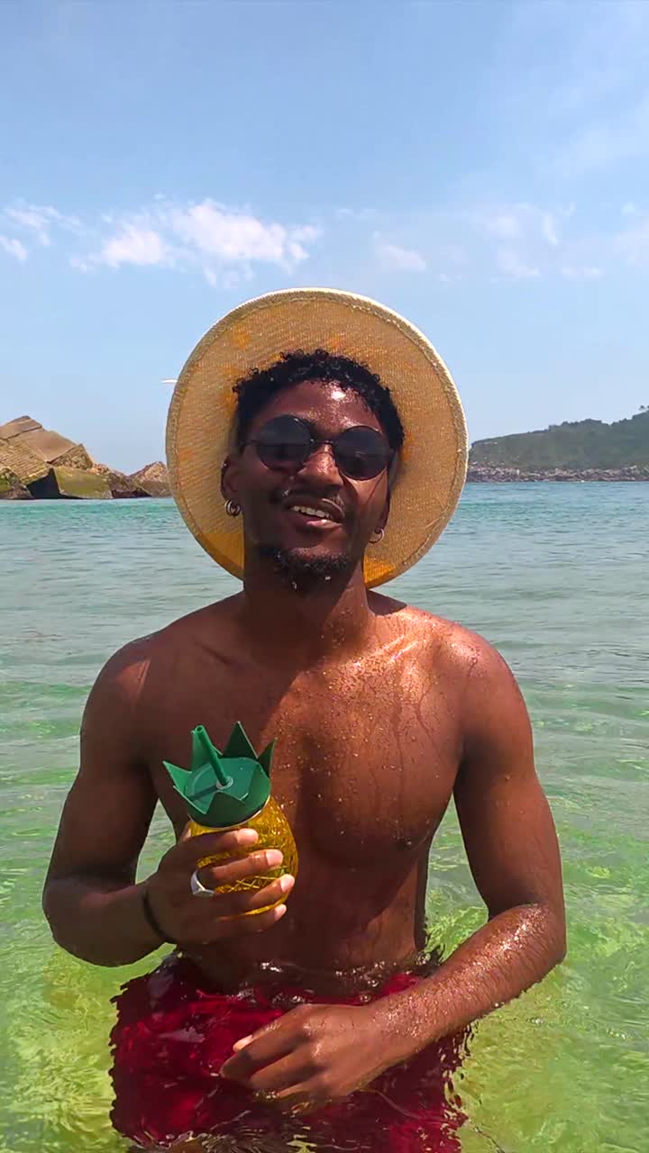 Homem aproveitando as fas na praia