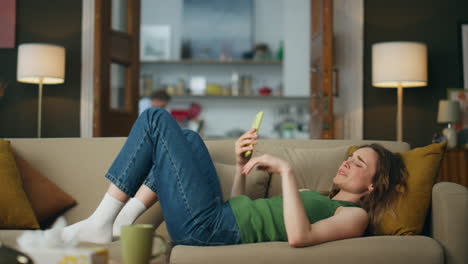 dama llorando sola en el sofá sufriendo en el interior. mujer triste con teléfono móvil