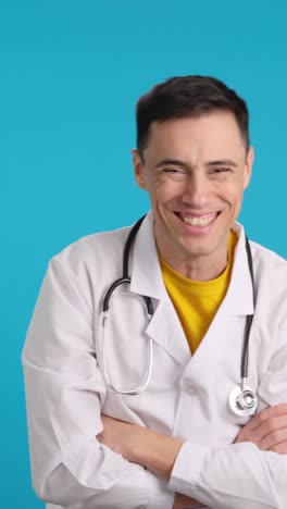 médico en bata blanca con estetoscopio