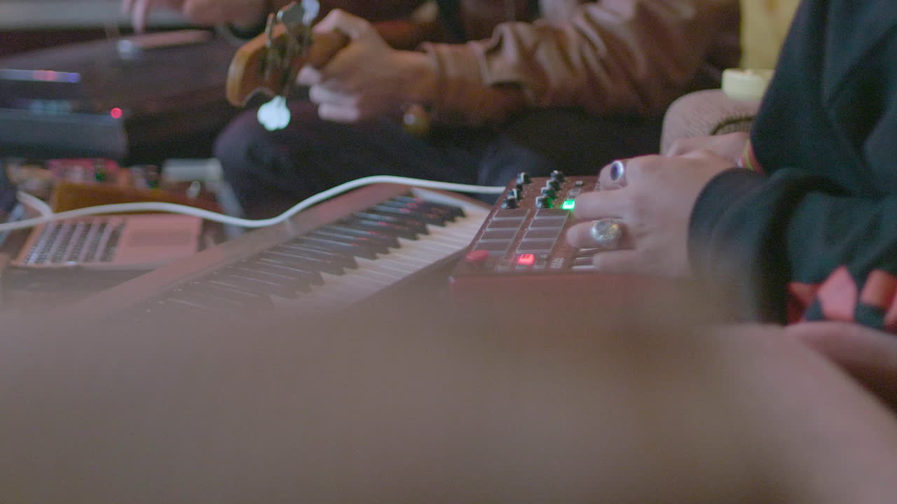 dos músicos haciendo música juntos en un mini teclado y un bajo