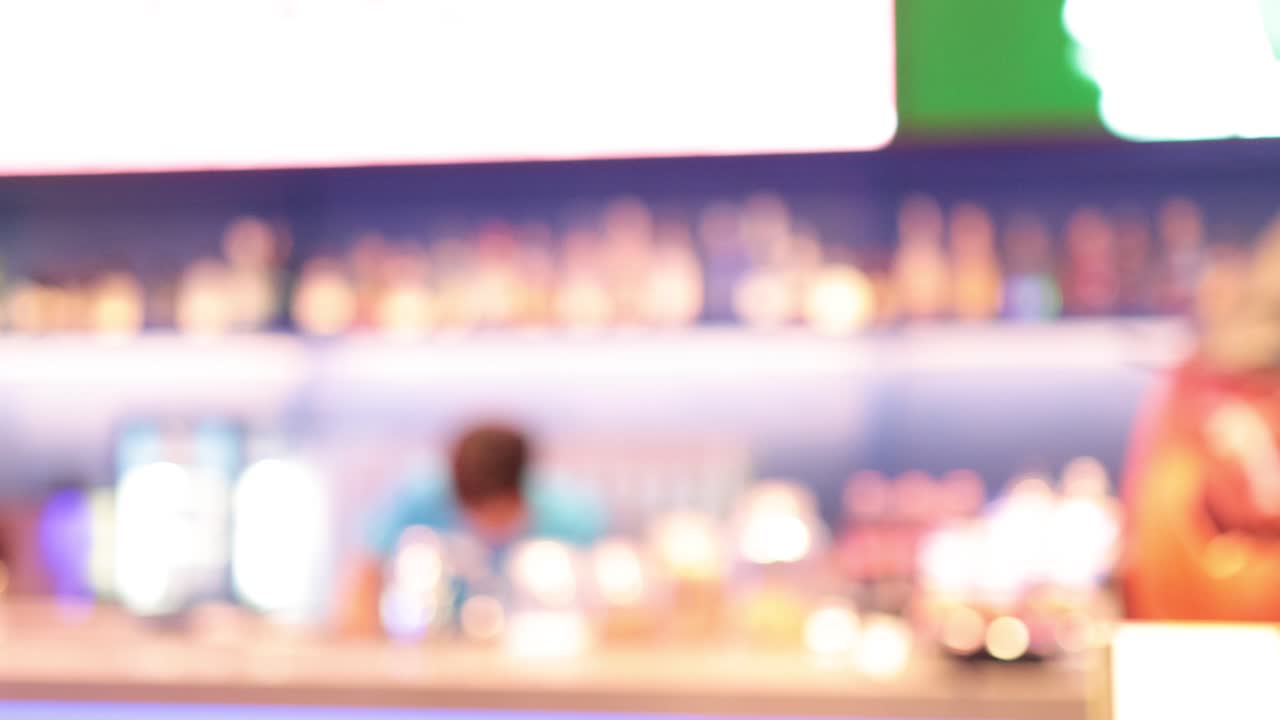 활기찬 방 술집에서 일하는 바텐더