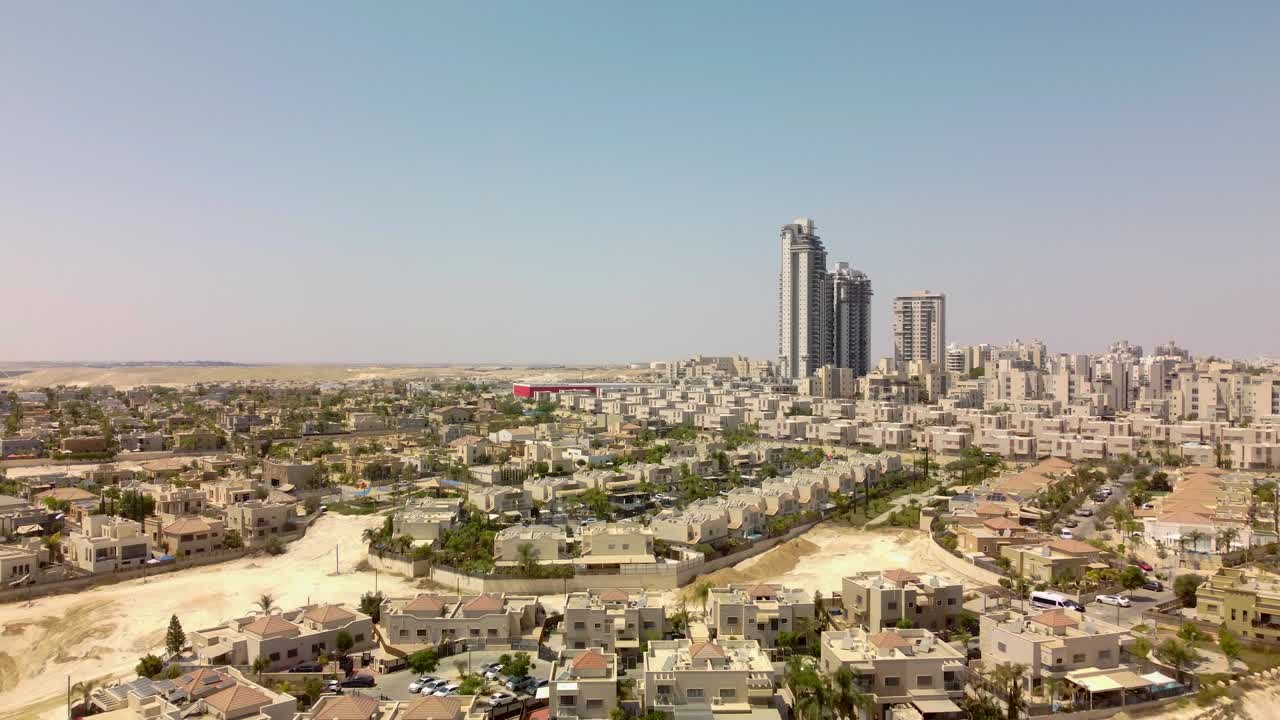 vuelo a los nuevos distritos caros con edificios privados y torres