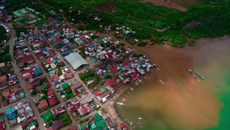 vista aérea de placer, surigao del norte, filipinas sobre el agua fangosa