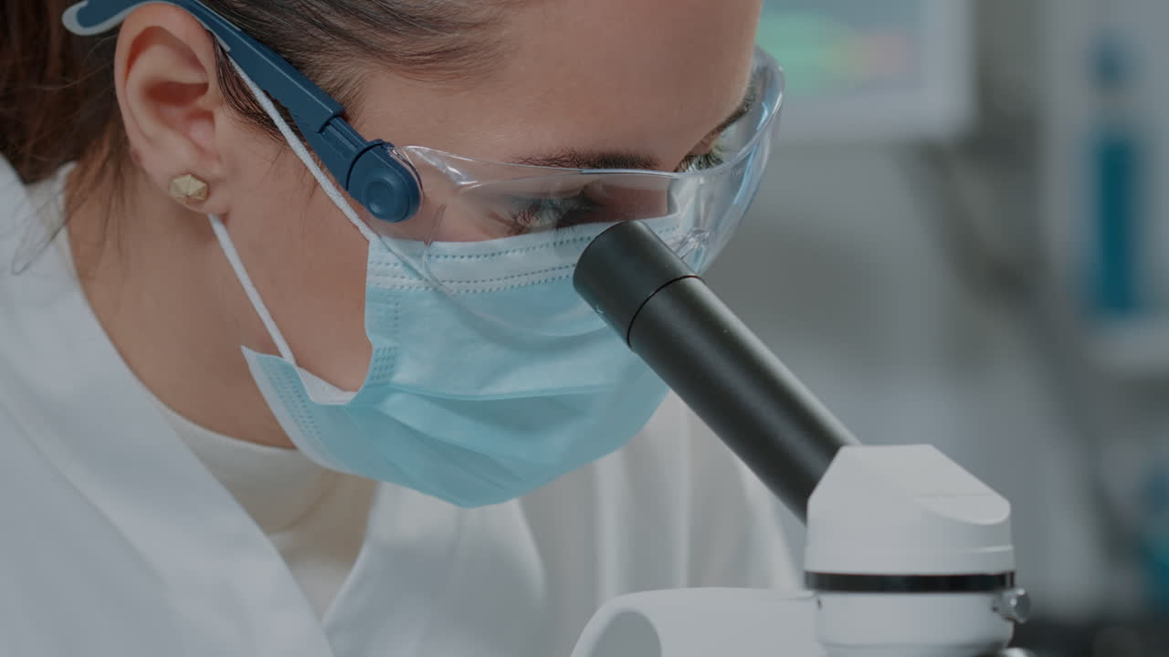Especialista analizando ADN en un microscopio en un laboratorio