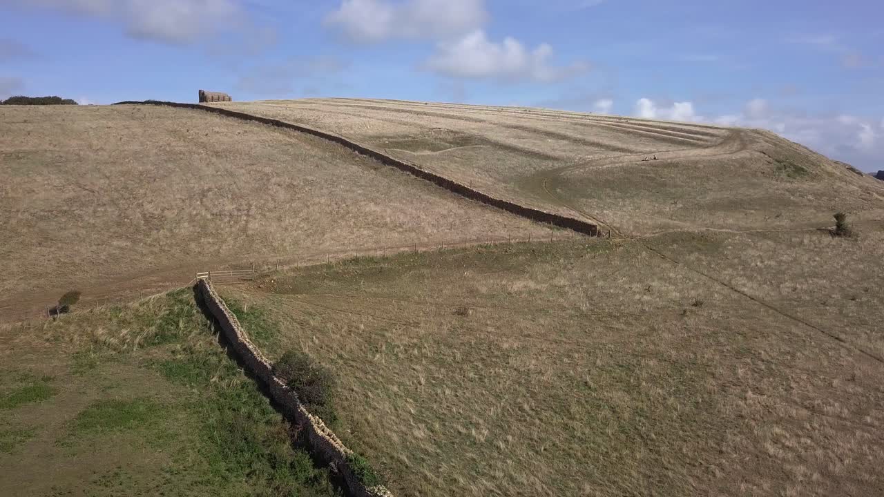 antena de seguimiento hacia adelante hacia la base de la colina donde se encuentra la capilla de santa catalina en dorset.
