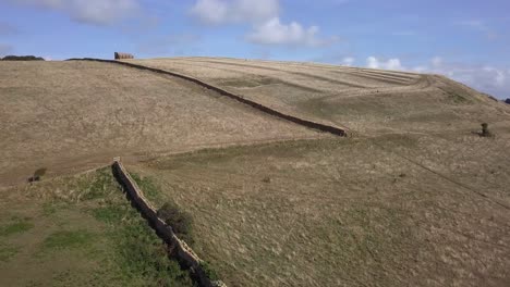 Antena-De-Seguimiento-Hacia-Adelante-Hacia-La-Parte-Inferior-De-La-Colina-Donde-Se-Encuentra-La-Capilla-De-Santa-Catalina-En-Dorset