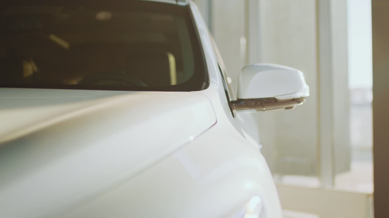 primer plano de un coche blanco en un garaje de estacionamiento