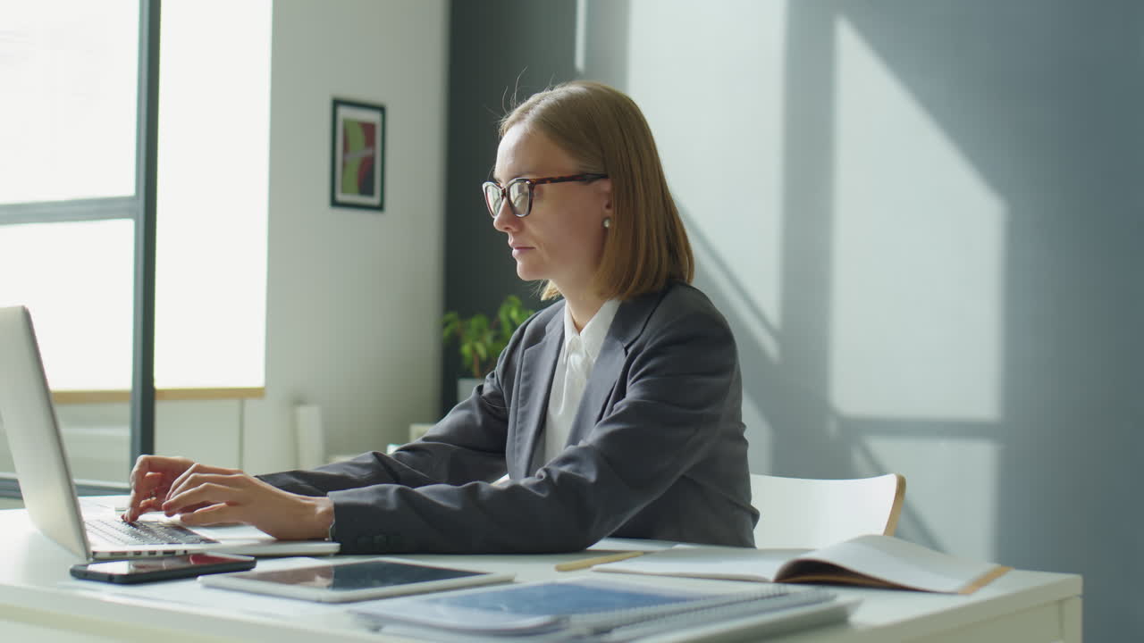 бизнесмен работает на ноутбуке в офисе