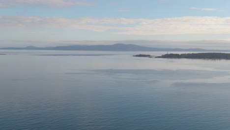 Drone-Lento-Sobre-El-Pacífico-Frente-A-La-Costa-De-Bc-Canadá