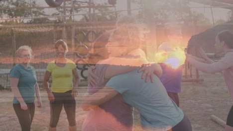 animación de la puesta de sol sobre diversas mujeres en una carrera de obstáculos abrazando.
