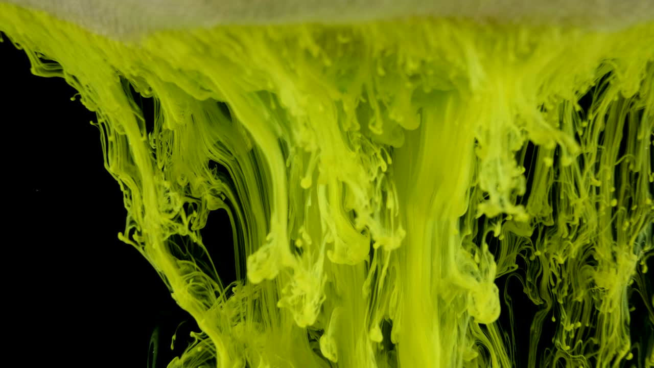 물 속에 있는 다채로운 잉크 페인트, 물 에서 흐르는 잉크 소용돌이