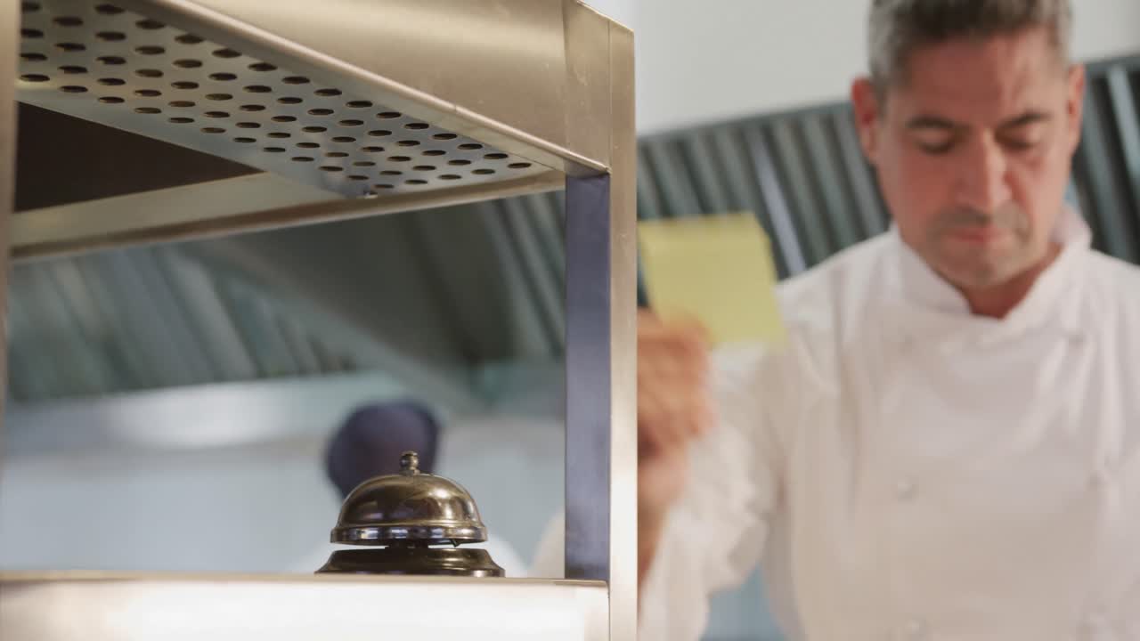 Chef che lavorano in cucina